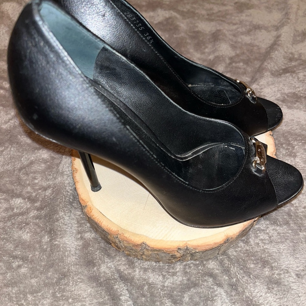 Gently loved Authentic Gucci Logo Plate Peep Toe Leather 4 inch heel
